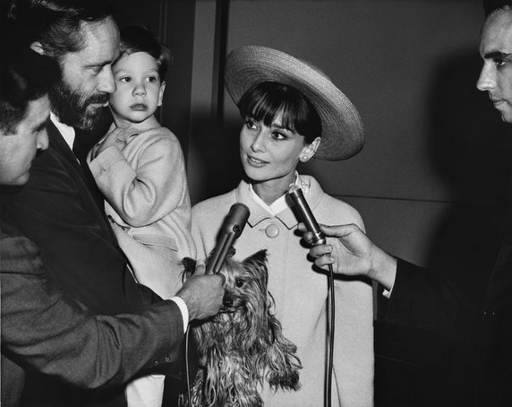 Audrey Hepburn z Melem Ferrerem i synem Seanem (1964)