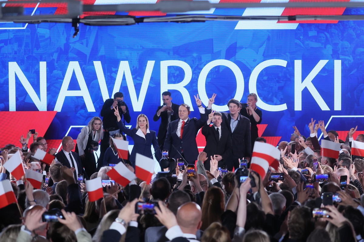 Warszawa, 01.06.2025. Wybory prezydenta RP - II tura. Kandydat Komitetu Obywatelskiego, popierany przez PiS prezes IPN Karol Nawrocki (C) z żoną Martą (2L), córką Kasią (L) oraz synami Antonim (2P) i Danielem (P) w swoim sztabie wyborczym, 1 bm. w Warszawie. Zakończyło się głosowanie w II turze wyborów prezydenta RP. (mr) PAP/Leszek Szymański
