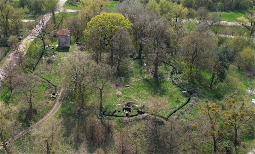 Rovovi i bunkeri oko crkve