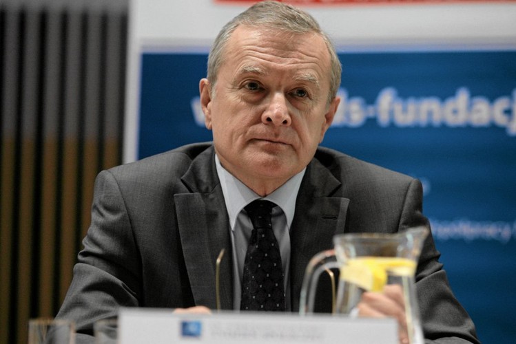 Na drugim biegunie znalazł się Piotr Gliński. Znany z ekranu tableta prezesa PiS polityk przekonuje, że Warszawę uleczy nie imprezowe szaleństwo, ale spokojny sen. Potencjalny kandydat PiS na nowego prezydenta Warszawy protestuje przeciwko nazbyt głośnym imprezom, koncertom oraz... pokazom sztucznych ogni. Swoje pomysły przedstawił dziennikarzom Radia dla Ciebie.