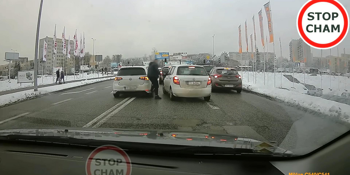 Kłótnia kierowców przed marketem budowlanym w Kielcach. 