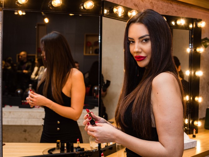 Pevačica Katarina Grujić na promociji Dr Nena Lips 