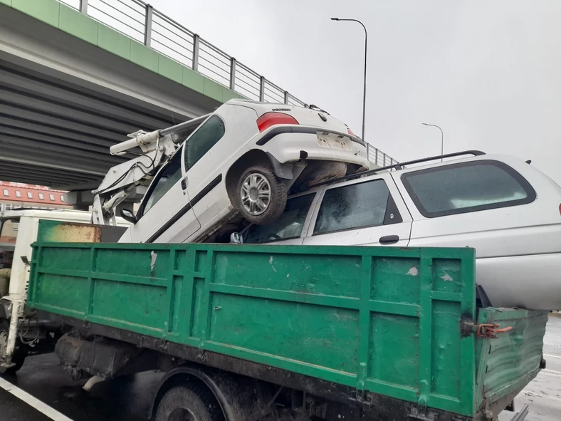 Niezabezpieczony transport samochodów na złom