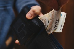 8 dodatków dla emerytów i rencistów w 2025 r. Senior może dostać od 17,46 zł do 1333,24 zł