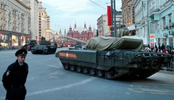 Nowe superczołgi ukryte pod plandekami. Moskwa przygotowuje paradę. ZDJĘCIA