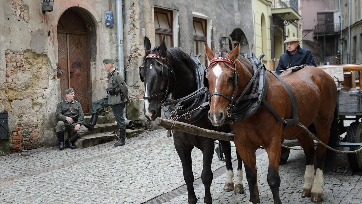 Sceny przygotowań do akcji pod Arsenałem realizowali dziś w Lublinie twórcy filmu "Kamienie na szaniec". Lubelskie Stare Miasto odtwarza w filmie realia okupacyjnej Warszawy; zdjęcia potrwają tu do końca tygodnia.