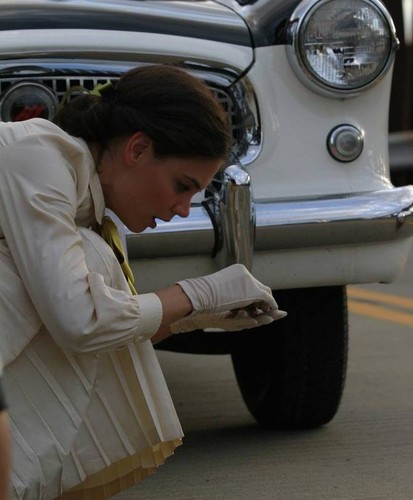 Katie Holmes jako 'Miss Meadows'