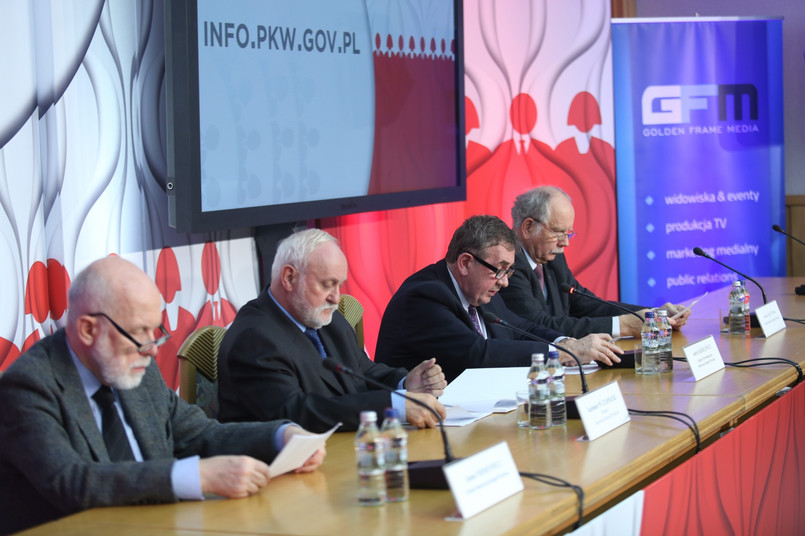 Od lewej: Janusz Niemcewicz, sekretarz PKW Kazimierz Czaplicki, zastępca przewodniczącego Komisji Andrzej Kisielewicz i Andrzej Mączyński podczas konferencji prasowej Państwowej Komisji Wyborczej PAP/Leszek Szymański