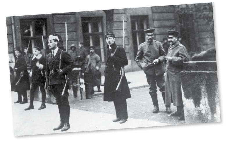 Warta studentów w Warszawie. Obok stoi dwóch rozbrojonych niemieckich żołnierzy, listopad 1918 r. fot. NAC