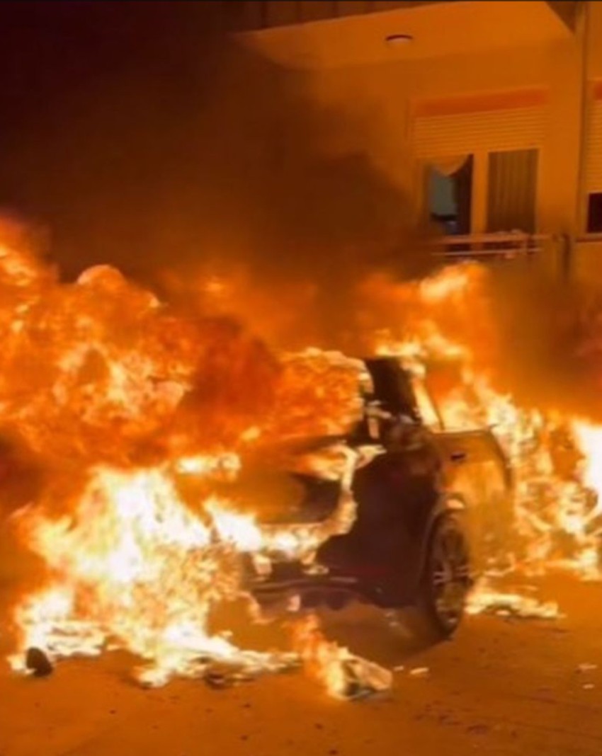 Jodžir objavio snimak kako mu gori automobil
