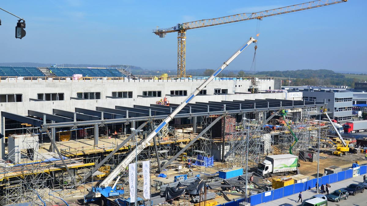 Prace inwestycyjne na terenie Kraków Airport są coraz bardziej widoczne. Jeszcze w listopadzie nastąpi otwarcie hotelu budowanego przy lotnisku, a nowa część terminalu ma być gotowa w czerwcu przyszłego roku. Na przyszły rok Ryanair, największy przewoźnik w Polsce, zapowiada 28 połączeń z Krakowa.