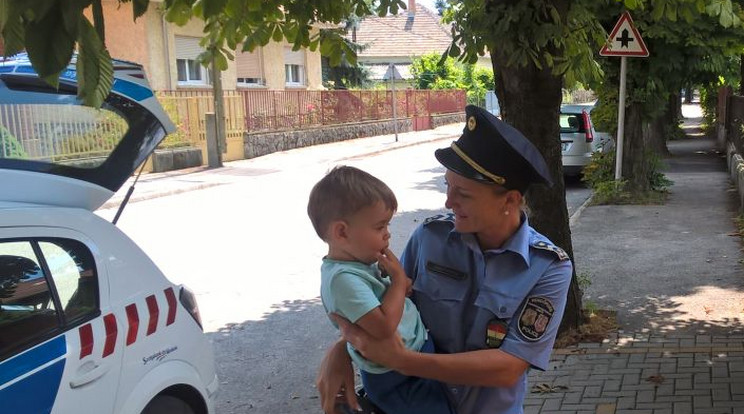 A komáromi kétéves egyedül bolyongott az utcán, a rendőrség vitte haza szüleihez /Fotó: Police.hu