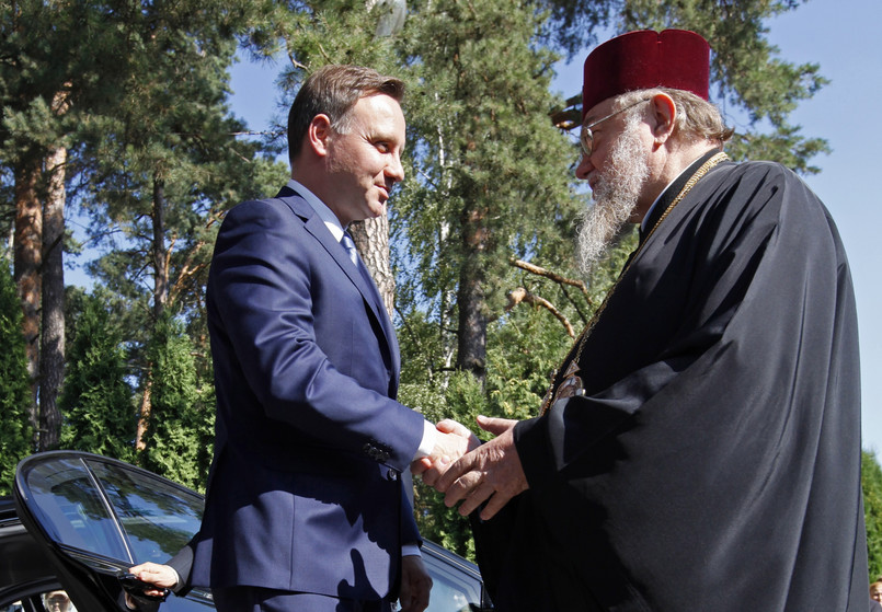 W nabożeństwie uczestniczą tysiące wiernych spośród których duża część przyszła już wczoraj w pieszych pielgrzymkach. Na Grabarce obecny jest również prezydent Andrzej Duda. Witając go, arcybiskup Sawa podziękował za obecność i zapewnił, że również prawosławni modlą się w intencji głowy państwa. - Nasza modlitwa tak jak anielskie skrzydła otacza pana i pańską służbę - zwrócił się do prezydenta arcybiskup Sawa. Podkreślił, że jego obecność świadczy o zainteresowaniu życiem religijnym i potrzebami prawosławnych obywateli Polski. Andrzej Duda, dziękując za zaproszenie na uroczystości, podkreślał, że jego rolą jest uczestniczenie w wydarzeniach istotnych dla Polski i polskich obywateli i umacnianie wspólnoty. Prezydent otrzymał z rąk arcybiskupa Sawy ikonę Przemienienia Pańskiego wykonaną przez jedną z mniszek monasteru na Grabarce.