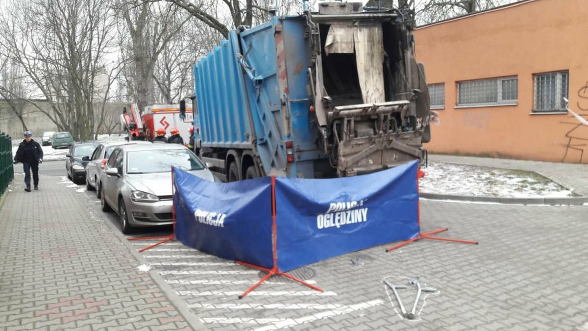 Do wypadku doszło dziś około południa. Starszy pan poruszał się o kulach, w nieustalonych jak dotąd okolicznościach został potrącony przez ciężarówkę na parkingu posesji przy ulicy Hipotecznej w Łodzi.