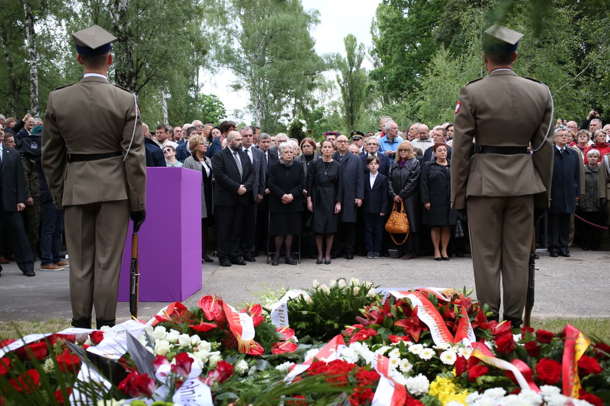 Aleksander Kwaśniewski wygłosił mowę nad grobem gen. Jaruzelskiego PAP/Leszek Szymański