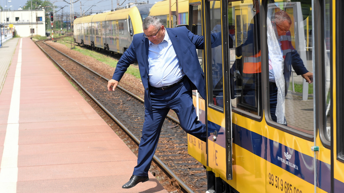 Modernizacja trasy kolejowej E30 między Katowicami i Krakowem przebiega zgodnie z harmonogramem. Zakończy się w 2020 r. - zapowiedział minister infrastruktury Andrzej Adamczyk. Po remoncie czas przejazdu pociągów między stolicami województw wyniesie ok. 1 godz.
