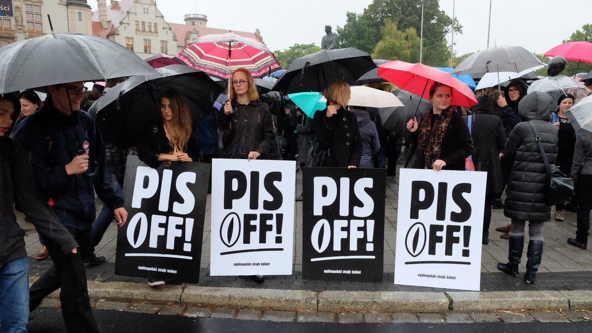 Ponad 10 tysięcy osób wzięło wczoraj udział w "czarnym proteście" na placu Adama Mickiewicza. Po zakończeniu głównej części demonstracji, część jej uczestników przeszła ulicą Święty Marcin pod biuro PiS. Tam doszło do zamieszek, interweniowała policja. W ruch poszły psy policyjne, użyto także gazu pieprzowego. Policja wyjaśnia, że nie było innego wyjścia. - Z naszej perspektywy zgromadzenie przebiegało w pokojowej atmosferze do momentu, gdy wkroczyła policja - wskazują z kolei organizatorzy protestu z inicjatywy "W naszej sprawie".