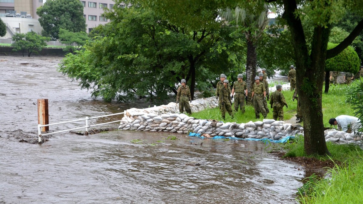 Co najmniej siedem osób zginęło w czwartek, a 20 uznano za zaginione, gdy w prefekturach Kumamoto i Oita na japońskiej wyspie Kiusiu spadły ulewne deszcze, powodując lokalne powodzie i lawiny błotne. Zarządzono ewakuację 50 tysięcy ludzi.