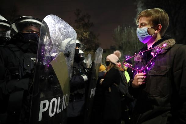 Demonstranci oraz funkcjonariusze policji podczas protestu przeciwko zaostrzeniu prawa aborcyjnego w nocy z 29 na 30 bm. w Warszawie