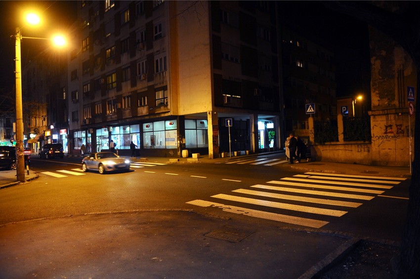 Na ovom pešačkom prelazu motociklista je oborio ženu i dete