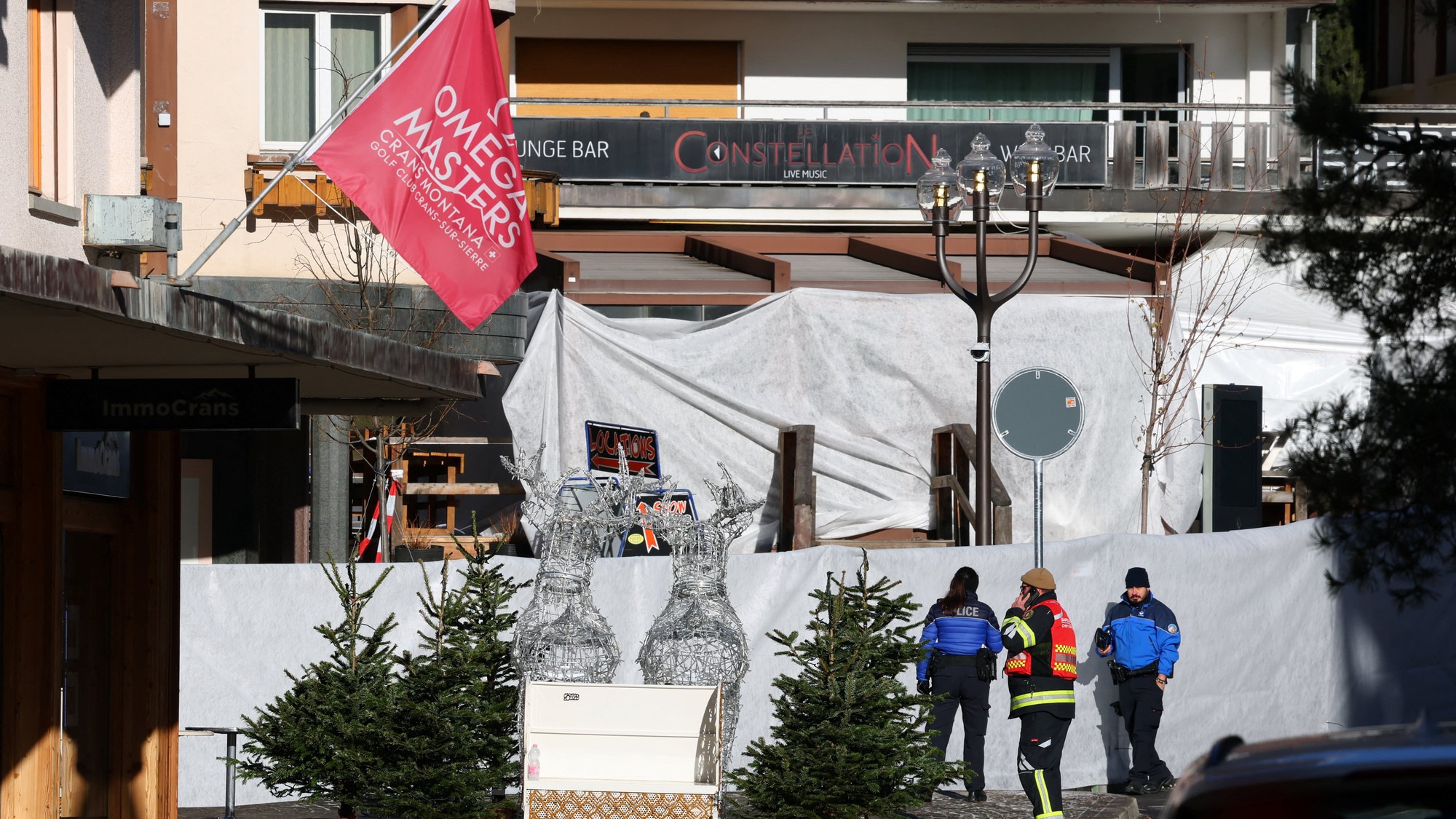 Potrebné zložky na mieste výbuchu v lyžiarskom stredisku Crans-Montana vo Švajčiarsku