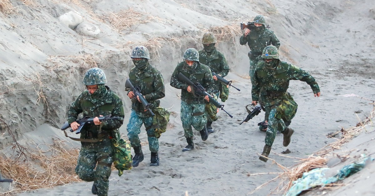Rozdają broszury i szykują ludzi na wojnę. Kraj przygotowuje się na najgorsze