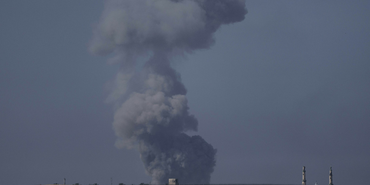 Strefa Gazy. Dym unosi się po izraelskim bombardowaniu, 6 stycznia 2024 r.