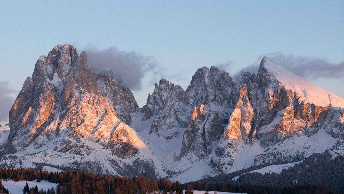 Spośród tysięcy turystów przyjeżdżających do Południowego Tyrolu, zaledwie 1% to Polacy. Tymczasem niejeden polski amator sportów zimowych może tu odkryć niezwykłe miejsca zachwycające naturalnym pięknem, ośnieżone stoki oraz mnóstwo innych zimowych atrakcji. Sprawdźmy, co czeka na nas w Dolomitach.