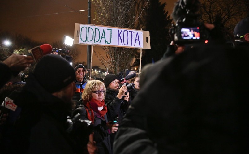 Obie grupy oddzielał kordon policji. Uczestnicy manifestacji mieli biało-czerwone flagi, przeciwnicy Jarosława Kaczyńskiego- również flagi Unii Europejskiej.