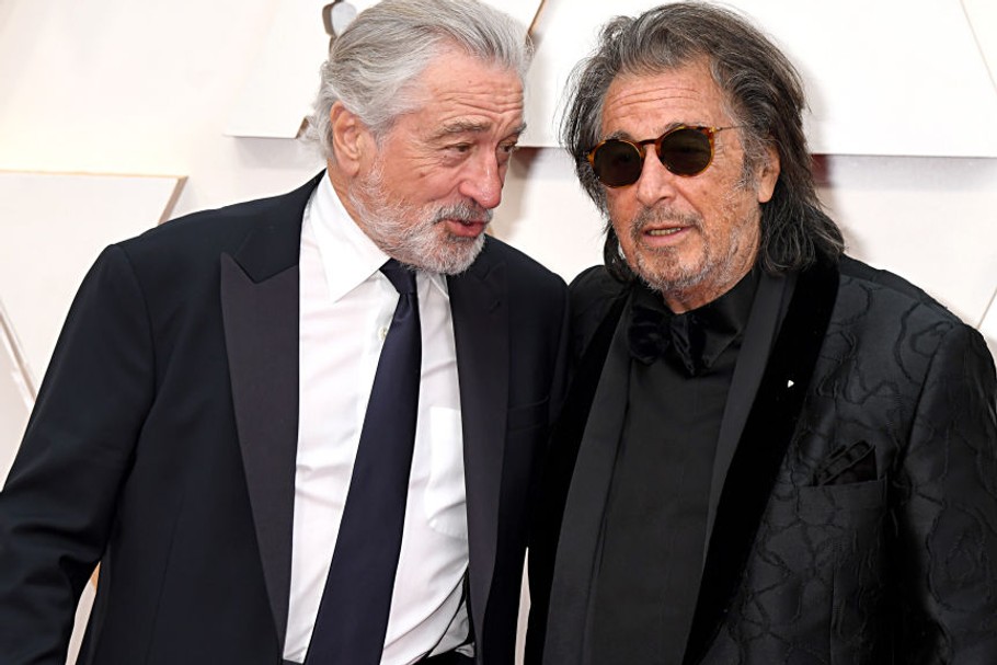 Po latach gwiazdy przestały się wstydzić swoich występów w spotach reklamowych na rodzimym rynku. I tak Robert De Niro (L) zajada się homarami, a Al Pacino tańcem i śpiewem zachwyca się kawą w popularnej sieci. Na zdjęciu dwaj wybitni aktorzy podczas 92. ceremonii wręczenia Oscarów, 9.02.2020, Los Angeles