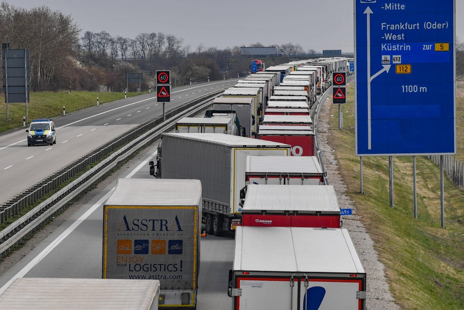 Spowodowane koronawirusem zamrożenie gospodarek bardzo mocno wpłynęło na wymianę handlową Polski. Na zdjęciu samochody czekające na wjazd do Polski. Frankfurt nad Odrą, marzec 2020 r.