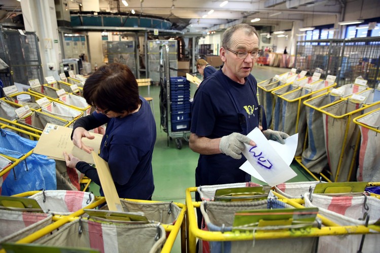 Poczta Polska. Sortownia listów i paczek w Warszawie. <br><br>(zuz) PAP/Tomasz Gzell