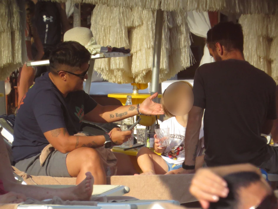 Marija Šerifović sa sinom na plaži u Crnoj Gori
