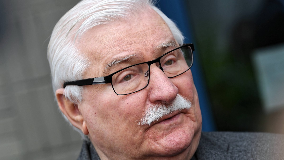 Lech Wałęsa cieszy się, że wiceszef Kolegium IPN Sławomir Cenckiewicz zagroził mu sądem, jeśli b. prezydent nie zaprzestanie publikować informacji o tym, iż to historyk miał sfałszować dokumenty tajnego współpracownika Służby Bezpieczeństwa o ps. Bolek.