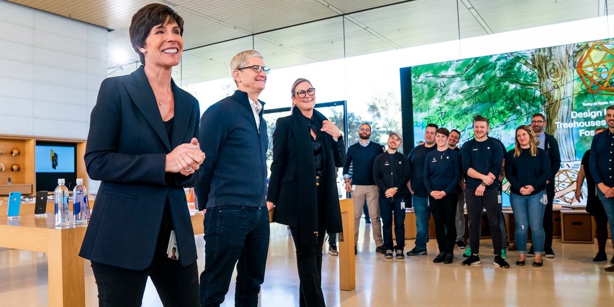 Nagroda dla Deirdre O'Brien (pierwsza z lewej) jest dodatkiem do udziałów przyznawanych przez Apple'a dorocznie z tytułu dotychczas zajmowanego przez nią stanowiska 