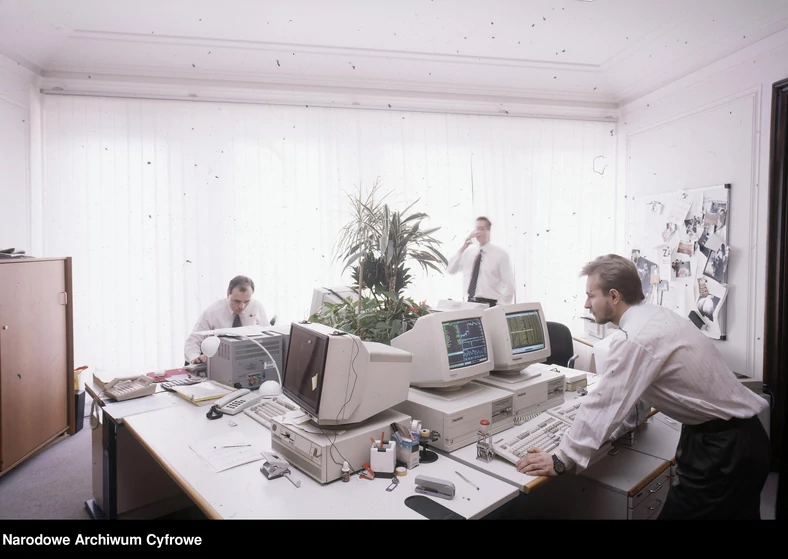 Biuro z komputerami w latach 90. (zdjęcie ilustracyjne)
