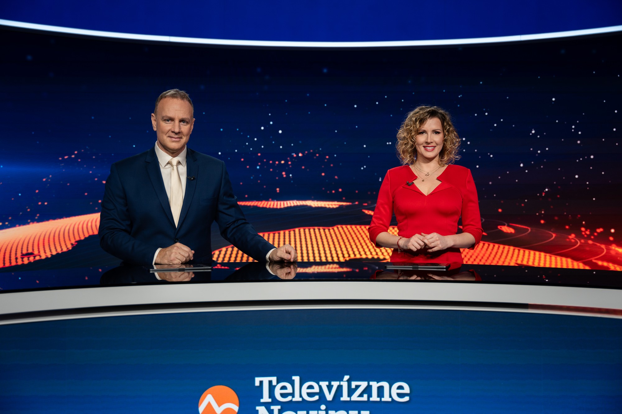 Moderátorka Miriam Kalisová s Patrikom Švajdom.