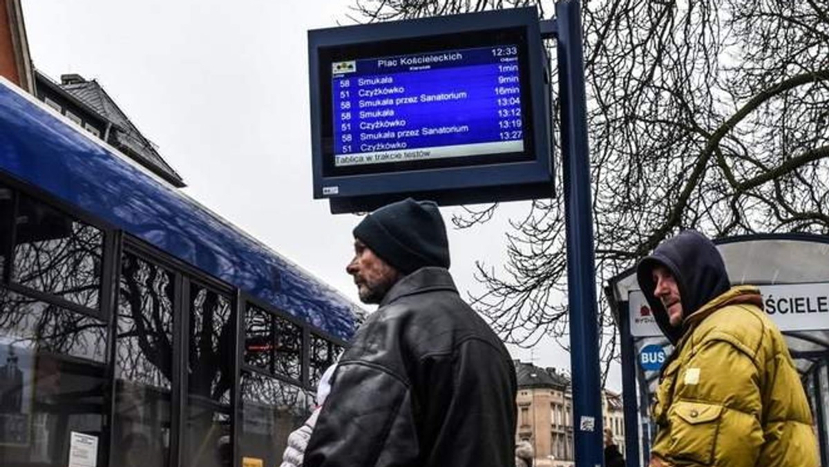 Inteligentne Systemy Transportowe niedługo będą działać w Bydgoszczy już w pełnym wymiarze. Jednym z ważnych udogodnień miały być tablice zmiennej treści, które pokazują kierowcom między innymi natężenie ruchu na poszczególnych ulicach i szacunkowy czas, jaki zajmie nam dotarcie do określonego punktu. "Gazeta Pomorska" prezentuje infografikę, która pomoże bydgoskim kierowcom.