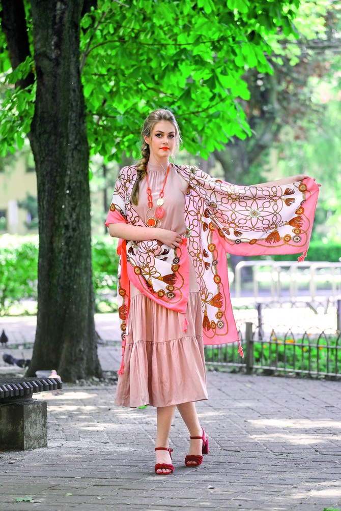 Haljina i kaftan „Tiffany“, sandale „Metro“