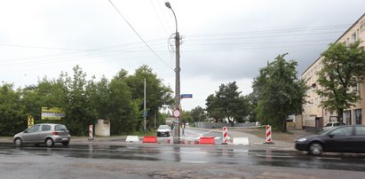 Absurd! Latarnia stoi na środku drogi