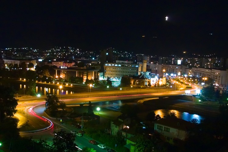 Rewitalizacja stolicy była potrzebna, aby zamienić miasto pełne smutnej, niszczejącej socrealistycznej architektury w stolicę pełną sztuki, przyciągnąć turystów i poprawić wizerunek kraju kandydującego do UE. A także po to, aby odbudować miasto po trzęsieniu ziemi w 1963 roku. Główne założenia projektu to odbudowa obiektów rządowych, budowa muzeów oraz... postawienie ponad 40 pomników narodowych bohaterów i postaci historycznych.