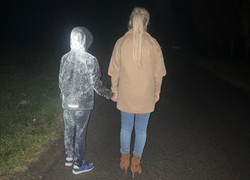 "Odblaskowy" spray uratuje życie pieszym? Policja testuje nowatorską metodę