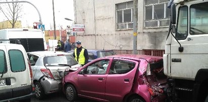 Cud, że nikt nie zginął! Tir staranował 7 aut w Gdyni