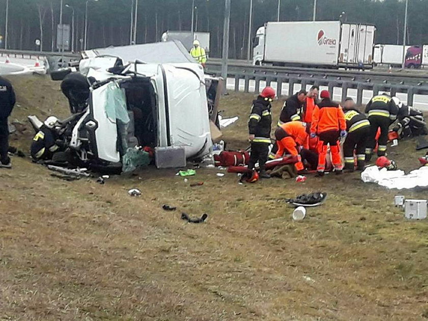 Dostawczak rozbił się na autostradzie. Są ranni