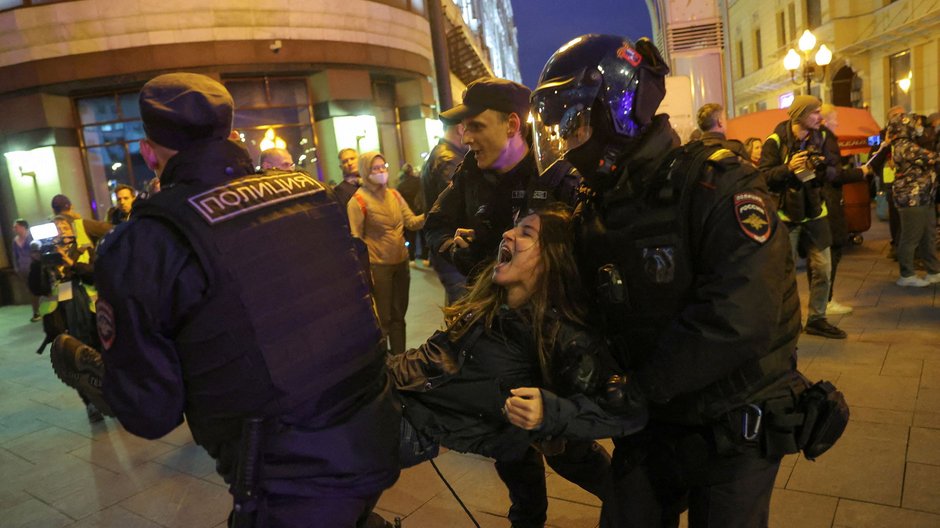 Rosyjscy policjanci zatrzymują dziewczynę protestującą przeciwko mobilizacji rezerwistów, Moskwa, 21 września 2022 r.