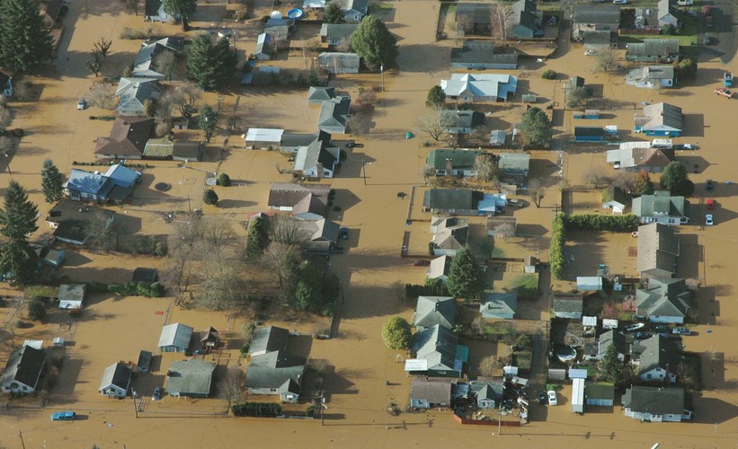 Dwa dni burz, ulew i porywistych wiatrów spowodowały gigantyczną powódź. Ucierpiały dwa amerykańskie stany : Waszyngton i Oregon na północnym zachodzie kraju