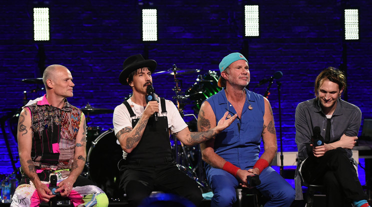 Flea (balról), Kiedis, Smith és 
Klinghoffer meditációs helyiséget, családi szobát és sok zöld 
növényt kért 
a nagy közös 
öltöző mellé/Fotó:Europress-GettyImages