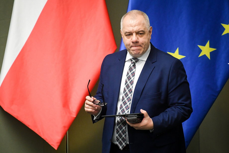Minister Aktywów Państwowych Jacek Sasin twierdzi, że zna koszt druku kart wyborczych, ale nie może go ujawnić