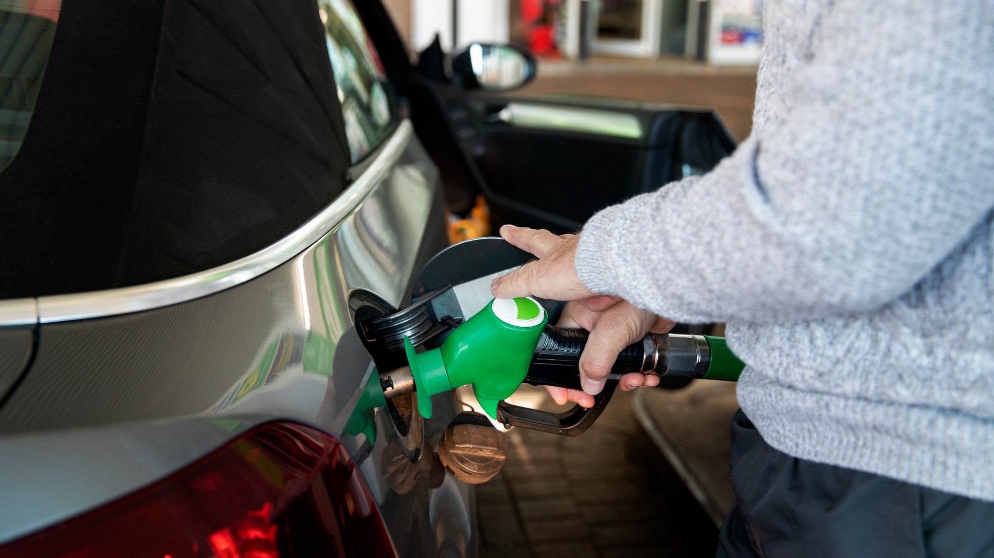 Zistili sme, koľko paliva vás v skutočnosti stoja vyhrievané sedačky či hmlovky.