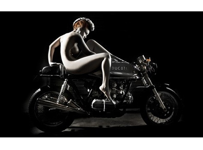 Naga kobieta i Ducati. Autorką zdjęć jest młoda artystka fotografii, Elizabeth Raab - jej specjalnością są kreatywne portrety. Ze zdjęć wykonanych jej ręką biją silne emocje. Fotografie, które możecie obejrzeć w naszej galerii można kupić w większych rozmiarach na stronie Ducati Art.
